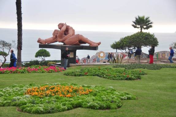 A Praça do Amor, em frente ao mar, em Lima - Peru